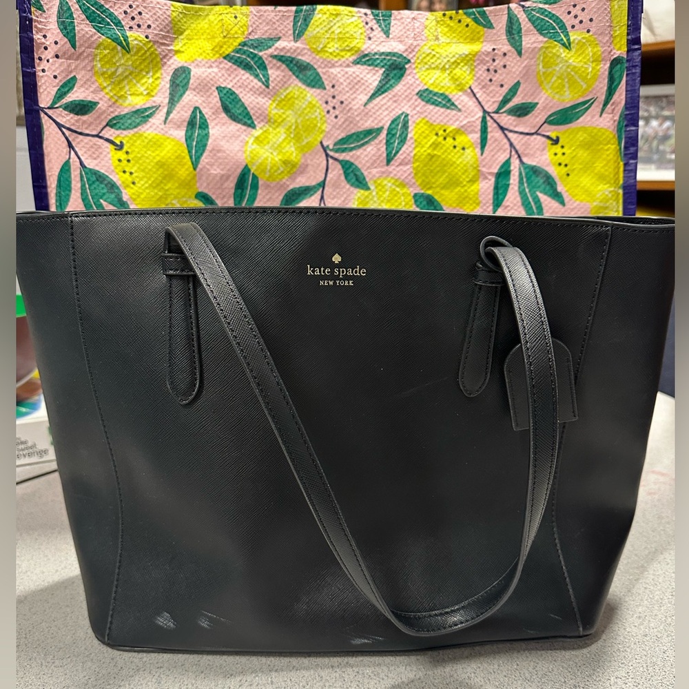 Kate Spade black tote. Zipper closure